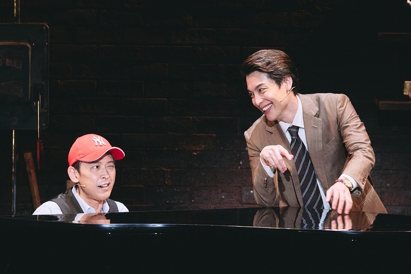 オフ・ブロードウェイ・ミュージカル『MURDER for Two』舞台写真