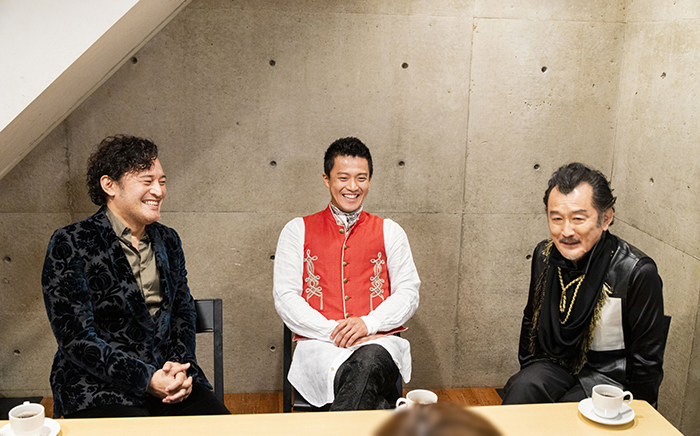 （左から）横田栄司、小栗旬、吉田鋼太郎