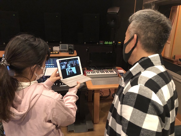 Zoom越しにやり取りをする宮本亞門（右）