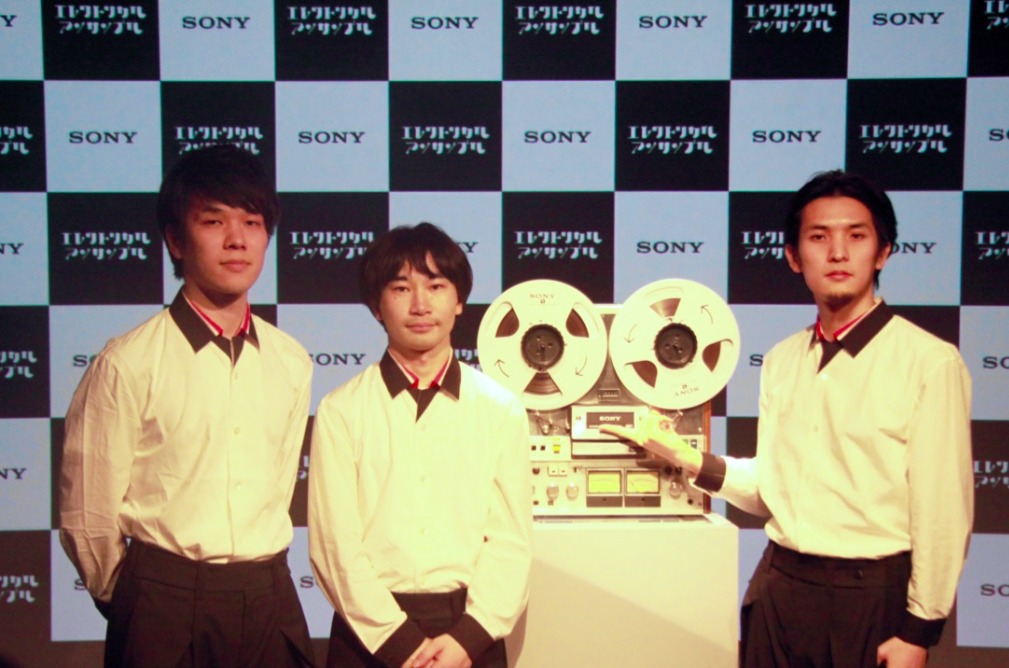 オープンリール式テープコーダーを囲むOpen Real Ensemble。左から、吉田悠、和田永、吉田匡。