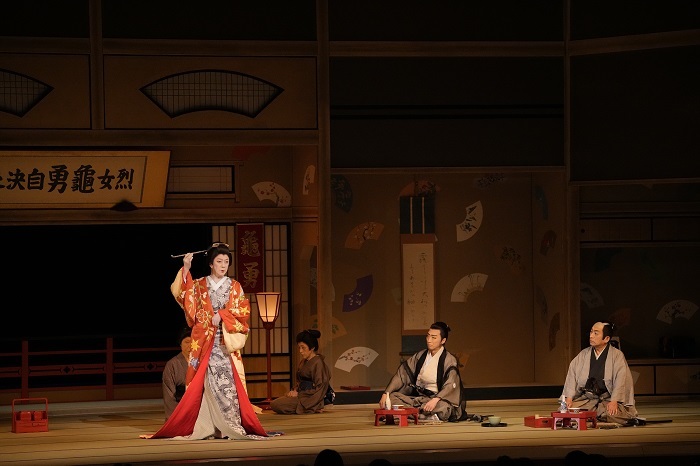 第三部『ふるあめりかに袖はぬらさじ』（左より）芸者お園=坂東玉三郎、思誠塾岡田=喜多村緑郎 ／(C)松竹