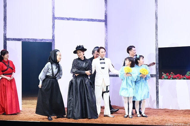 （中央左から）安蘭けい、須賀健太 　撮影：宮川舞子、サギサカユウマ