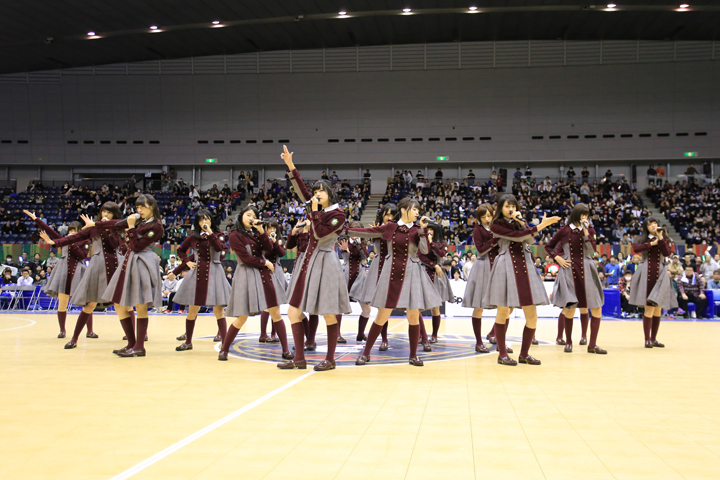 4,000人の前で歌を披露する欅坂46 （C）B-CORSAIRS/T.Osawa