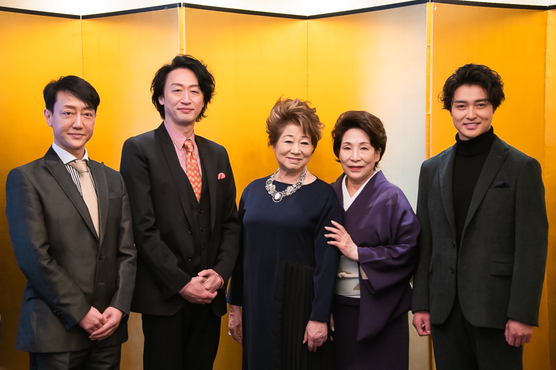 『初春新派公演』左から、河合雪之丞、喜多村緑郎、水谷八重子、波乃久里子、栗山航