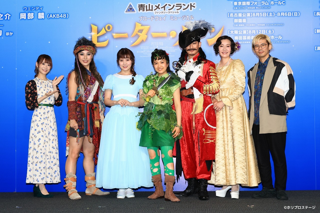 （左から）9代目ピーター・パン：唯月ふうか、タイガー・リリー：江上万絢、ウェンディ：岡部 麟（AKB48）、ピーター・パン：山﨑玲奈、フック船長：小野田龍之介、ダーリング夫人：須藤理彩、演出・振付：長谷川 寧