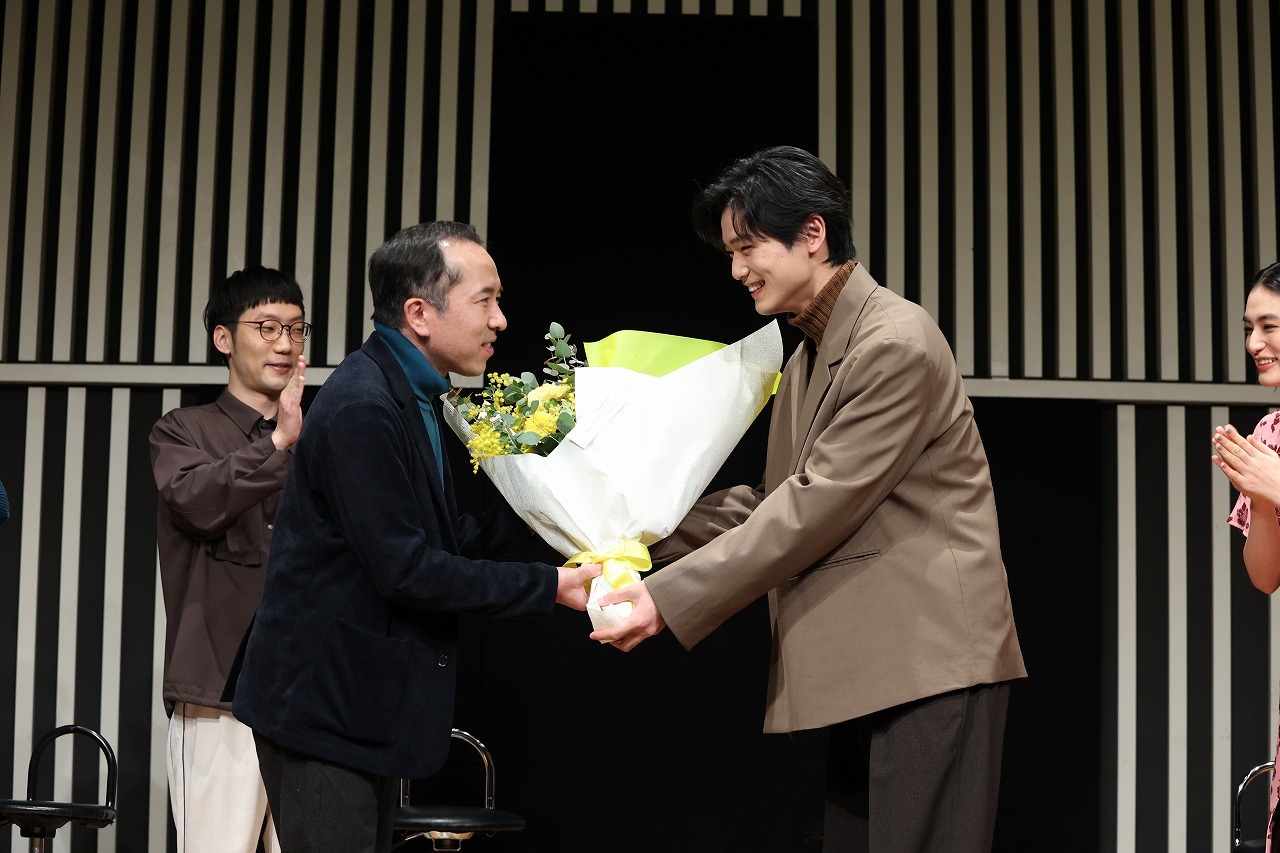 花束贈呈の様子