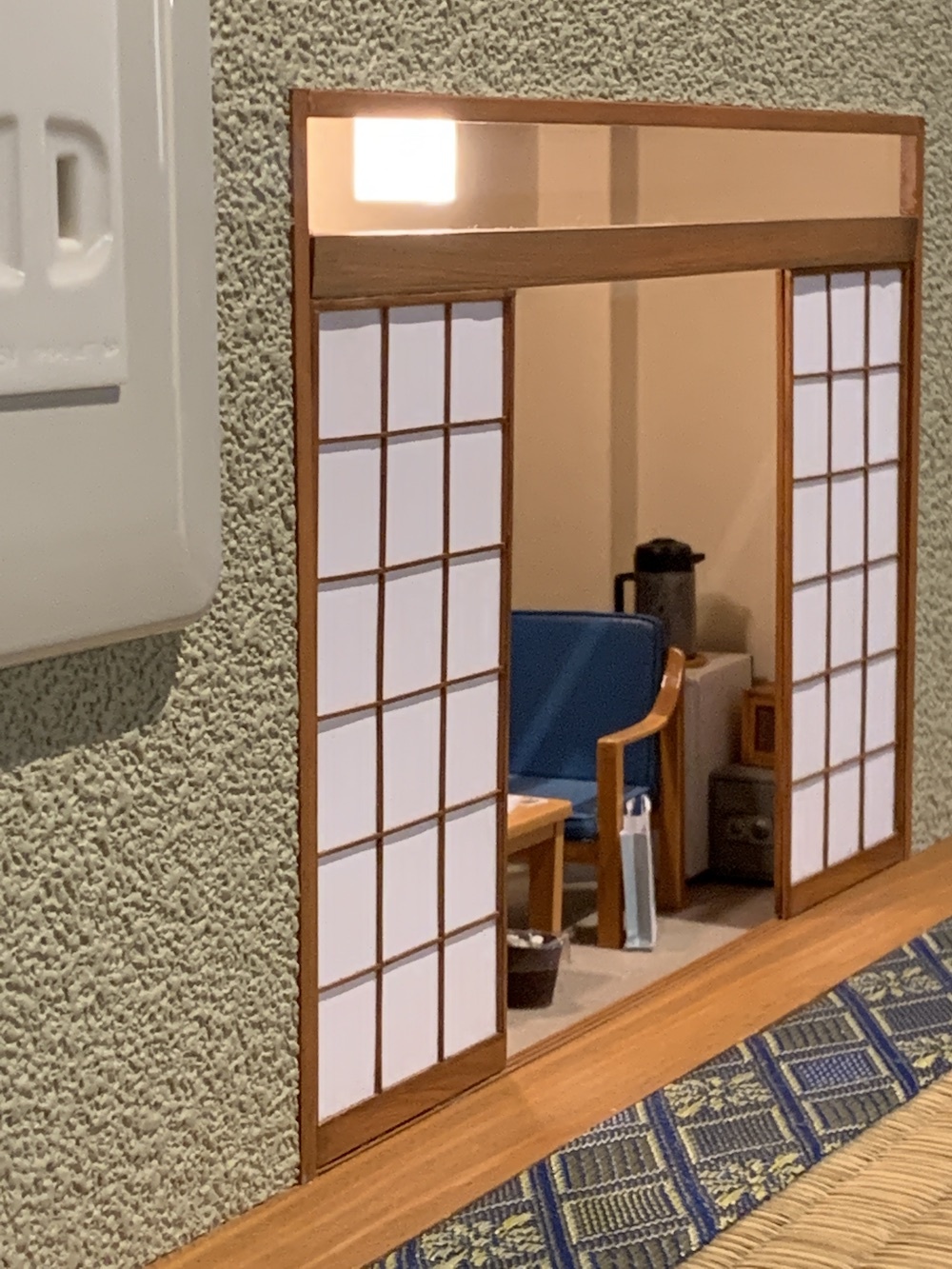 《こびとの旅館》（部分） (C) MOZU STUDIOS