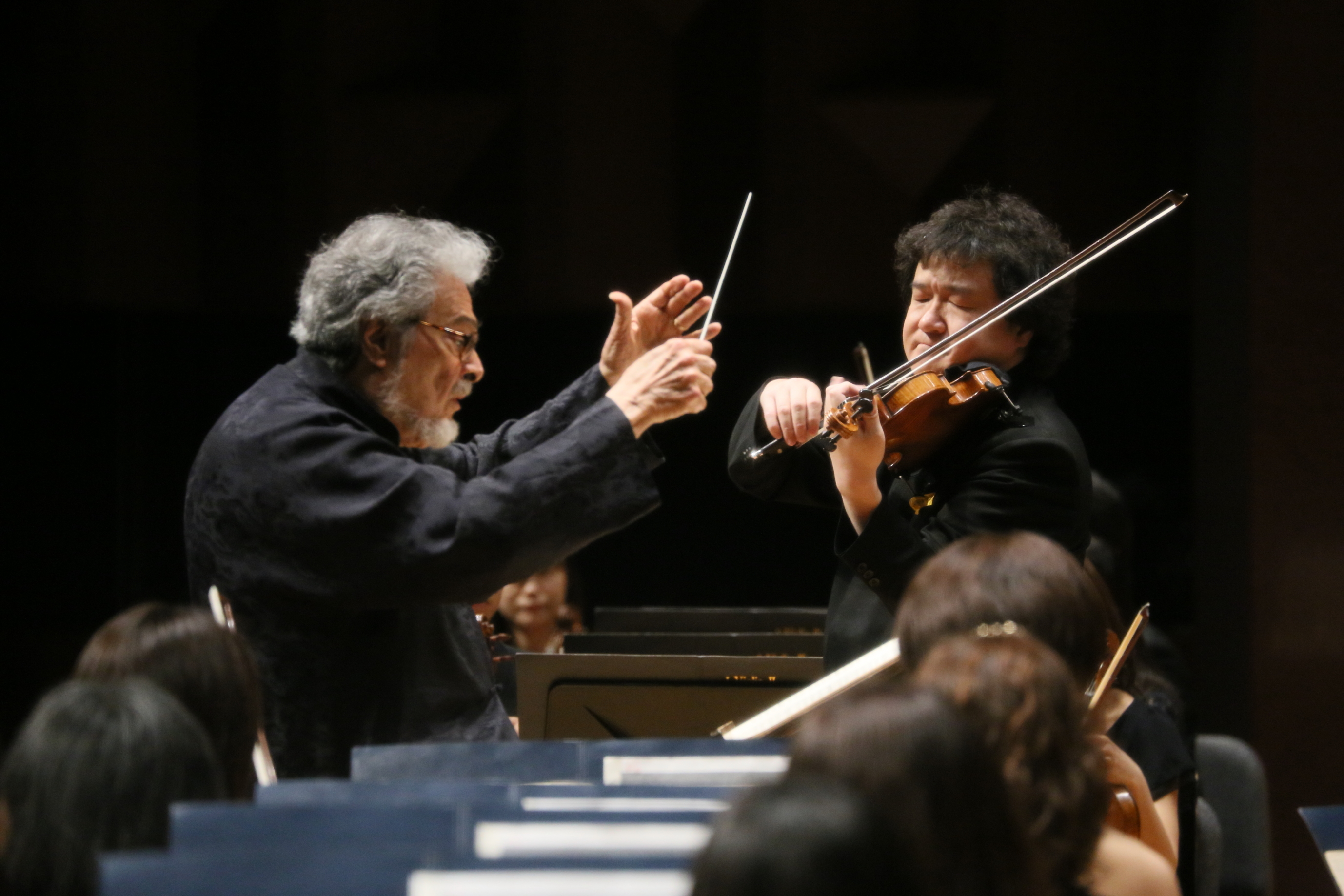 この日、崔文洙はレオン・フライシャーの指揮でベートーヴェンのヴァイオリン協奏曲のソリストを務めた（2013.6 ザ・シンフォニーホール）