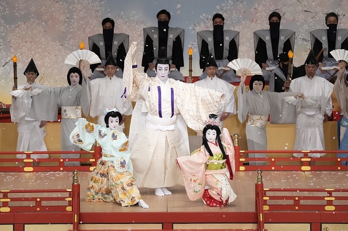 第二部『仲国』（左より）男蝶の精=堀越勸玄、仲国=市川海老蔵、女蝶の精=市川ぼたん ／(C)松竹