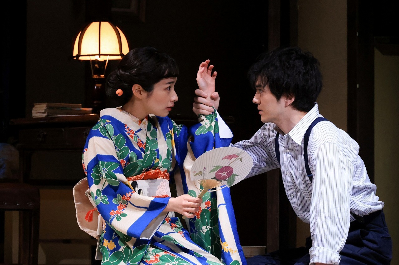 『帰れない男～慰留と斡旋の攻防～』舞台写真　（左から）藤間爽子、林遣都                       　　撮影：宮川舞子