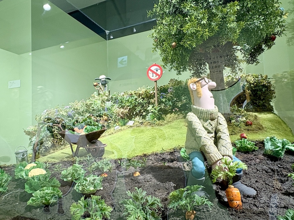 『ひつじのショーン展 with ウォレスとグルミット』より「野菜畑のショーンと牧場主」