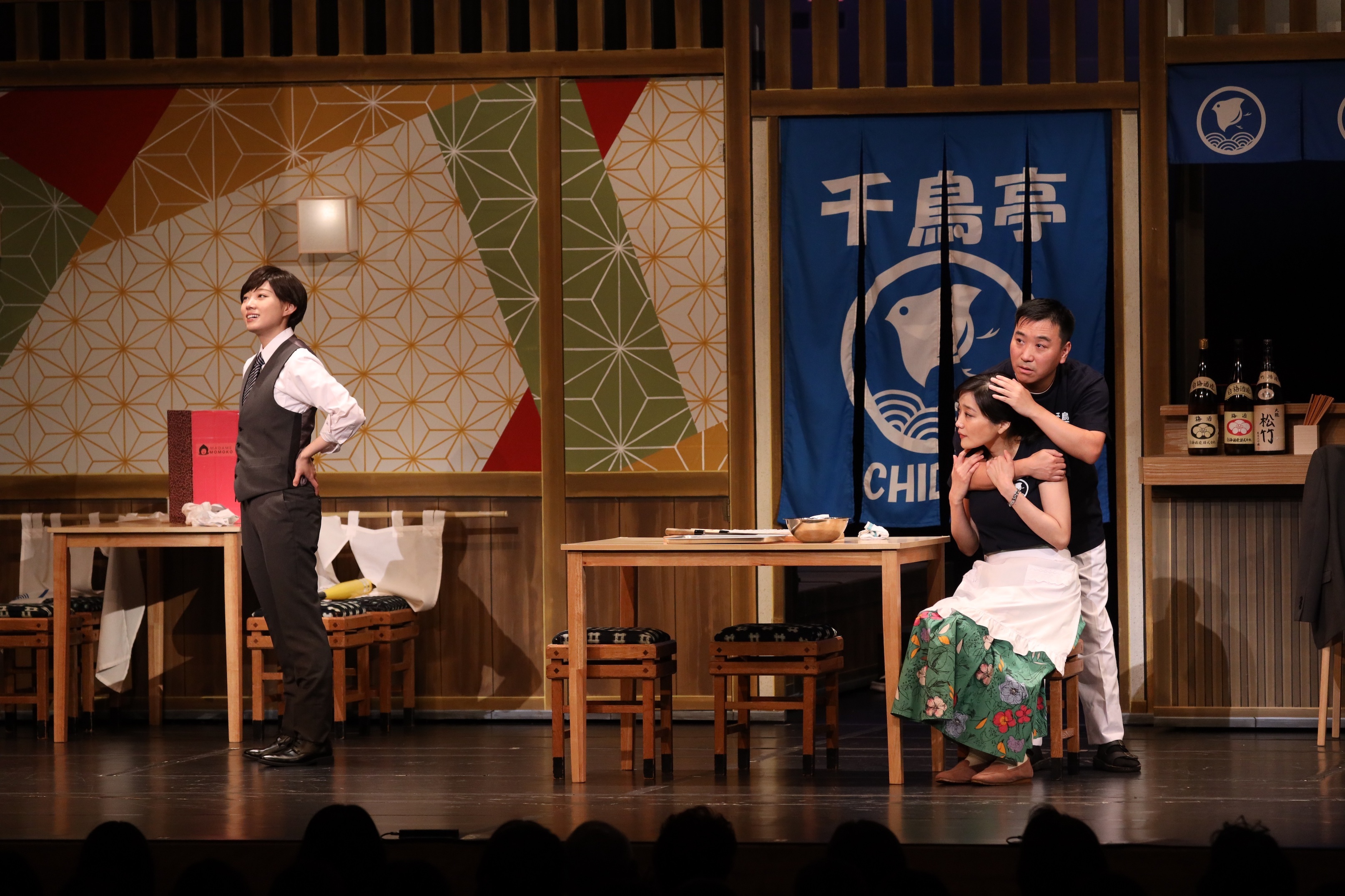 左より太田夢莉、佐藤江梨子、月亭八光