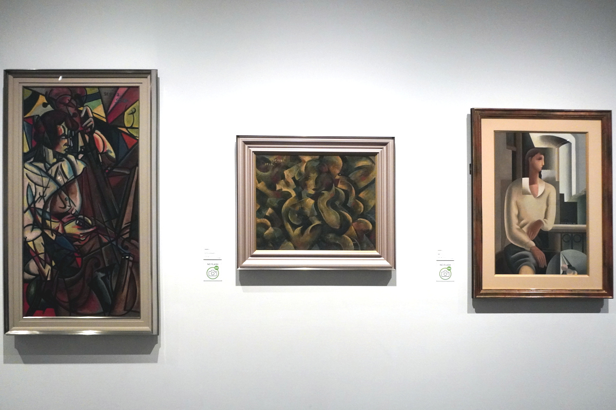 展示風景　左から：東郷青児《コントラバスを弾く》1915(大正4) 油彩・カンヴァス SOMPO美術館蔵／東郷青児《パラソルさせる女》1916(大正5) 油彩・カンヴァス SOMPO美術館蔵 ／東郷青児《窓》1929(昭和4) 油彩・カンヴァス SOMPO美術館蔵