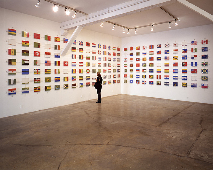  柳幸典『The World Flag Ant Farm』（1990）Los Angeles Contemporary Exhibitions, Los Angeles