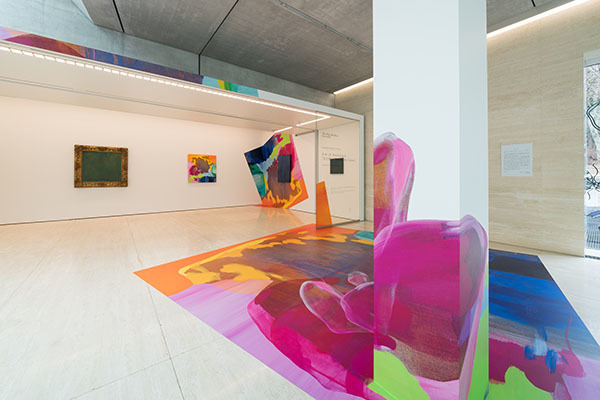 『流 麻二果 ―色を追う／Tracing the Colors』展示風景 撮影：加藤 健