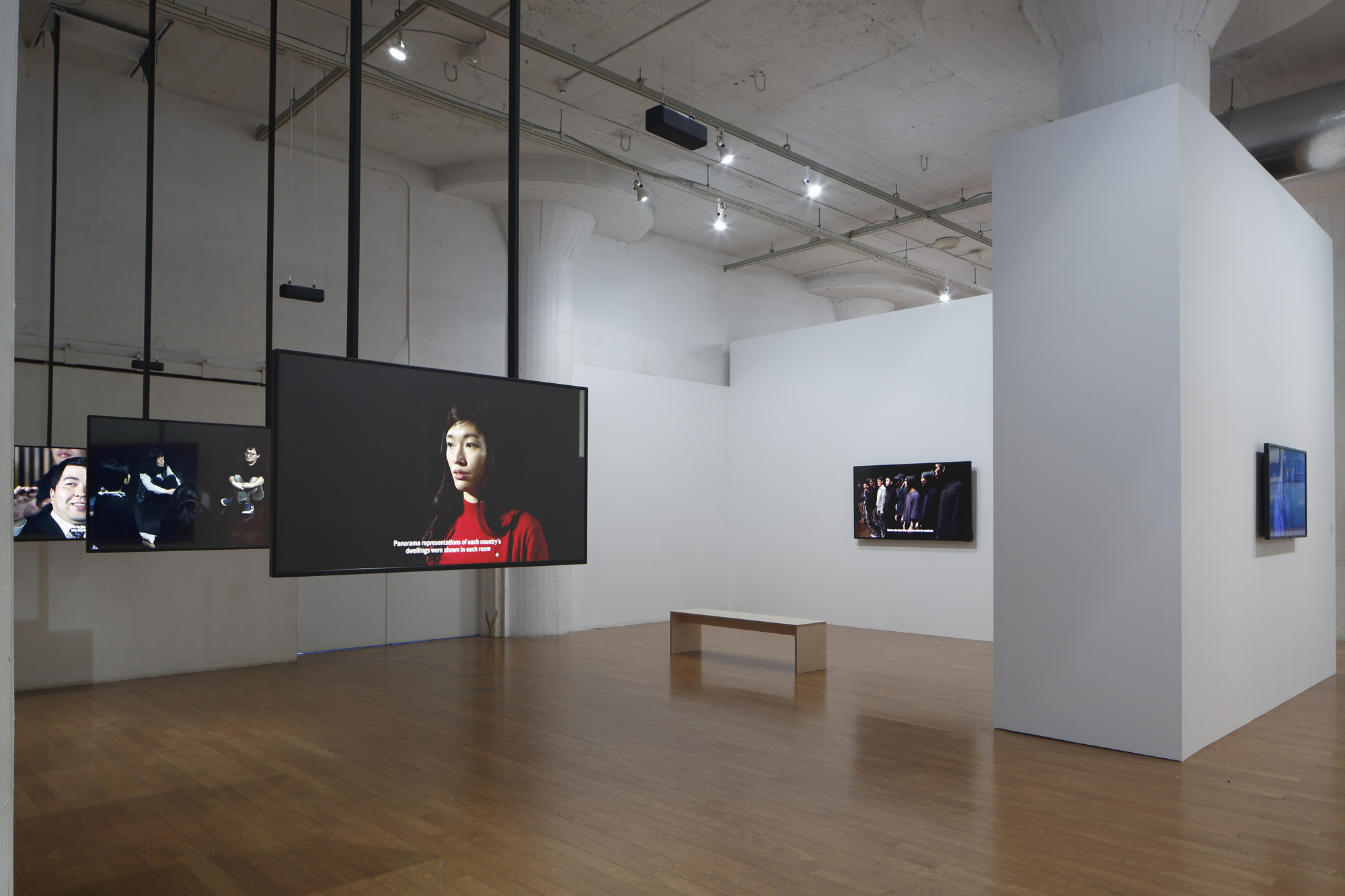 藤井光 「日産アートアワード2017」展示風景 《日本人を演じる》 2017 撮影：木奥惠三