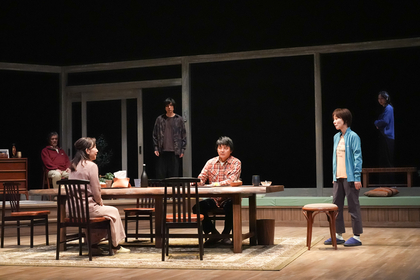 【オフィシャル公演レポート】新国立劇場『消えていくなら朝』（作：蓬莱竜太）を作者自身の演出で装いも新たに上演