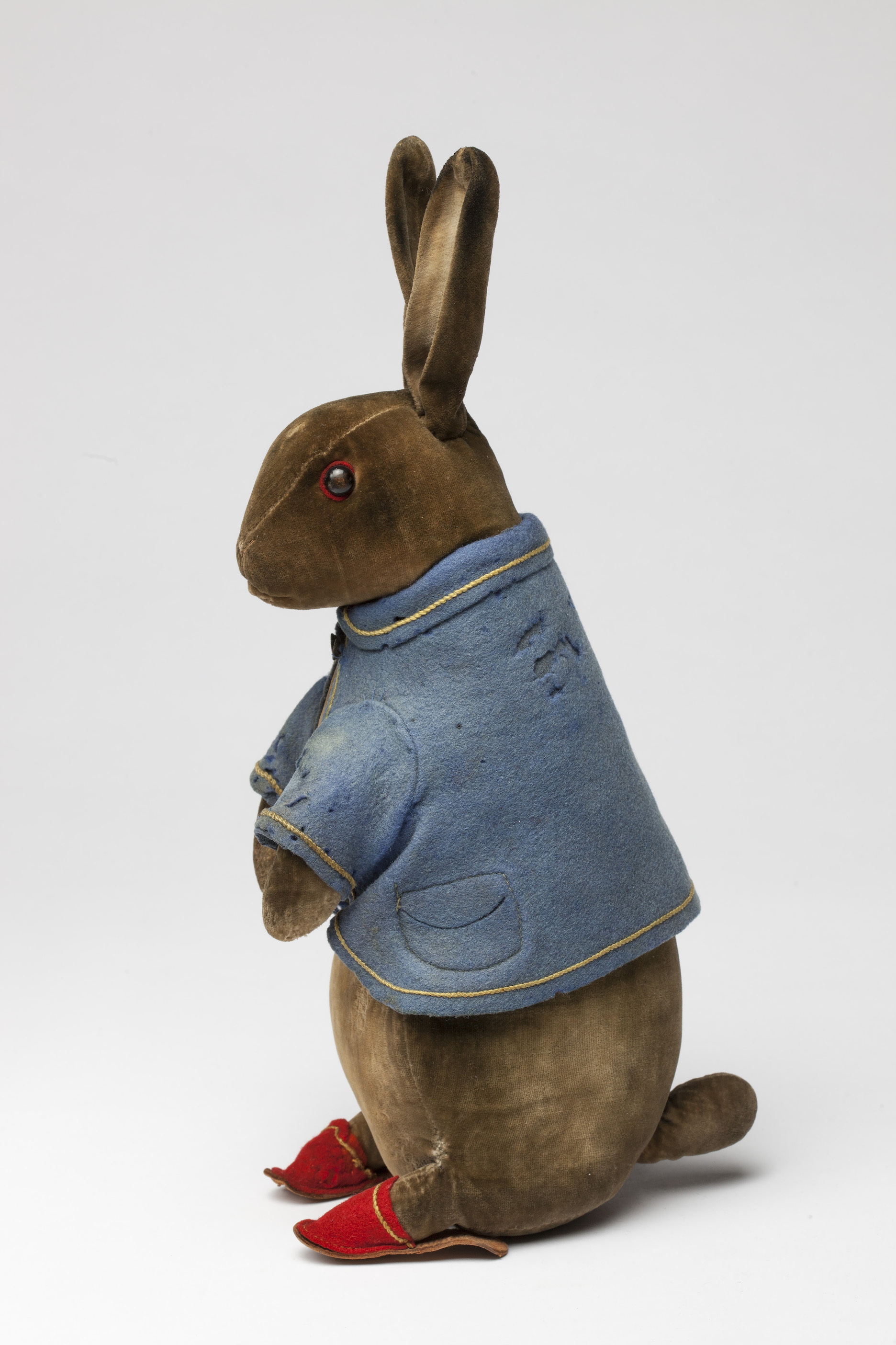 「ピーターラビットのぬいぐるみ」 シュタイフ社 1905年 ウォーン・アーカイブ／フレデリック・ウォーン社  (c) Frederick Warne & Co. Ltd, 2015