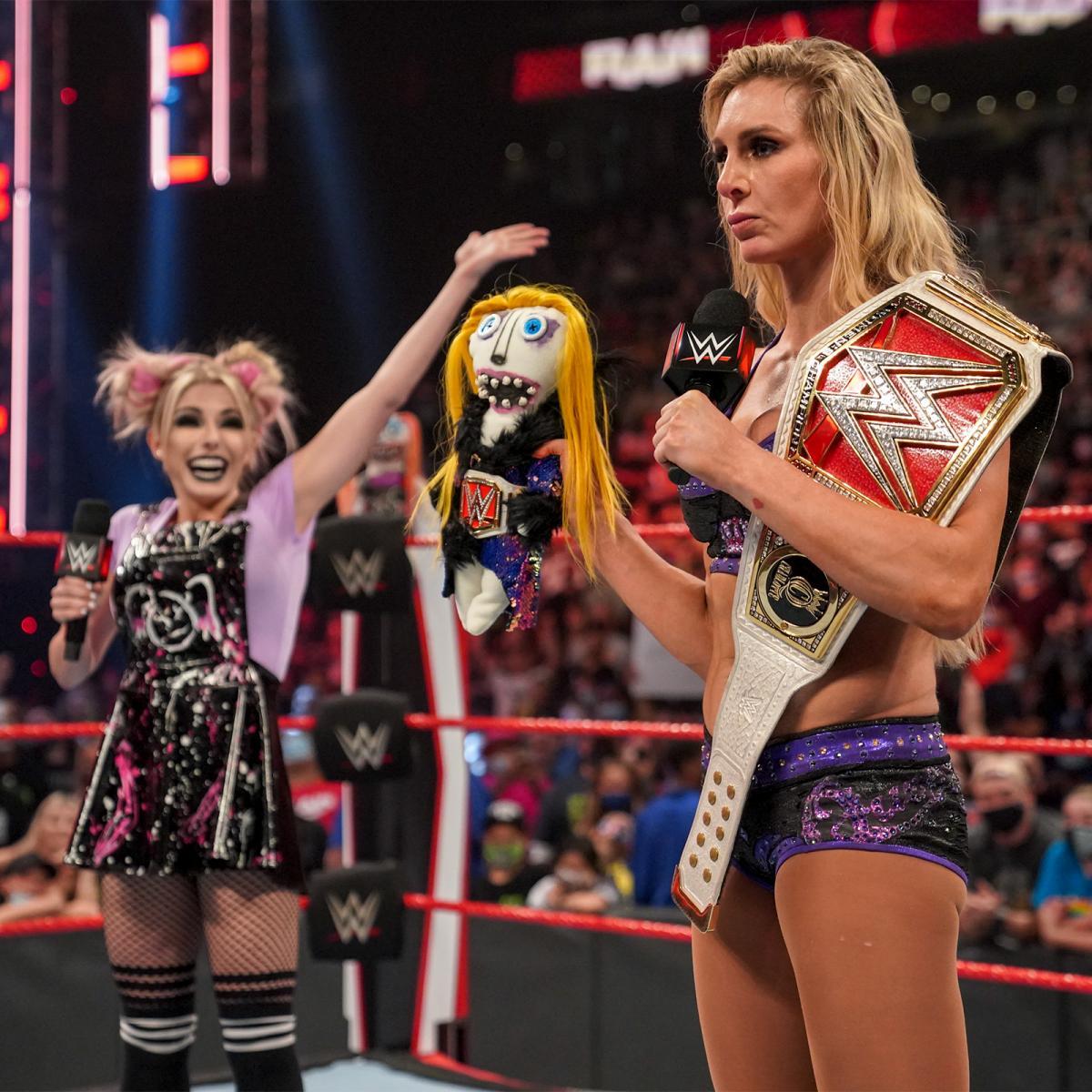 ブリスがフレアーに人形シャーリーをプレゼント ©2021 WWE, Inc. All Rights Reserved