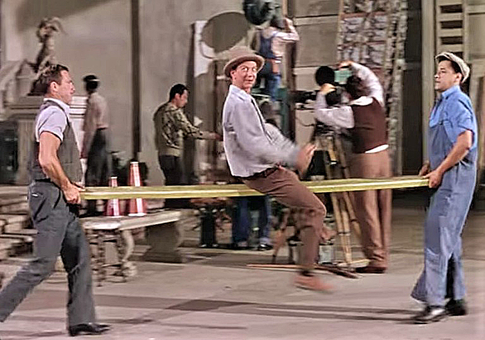「雨に唄えば」（1952年）で、〈笑わせろ〉を歌い踊るドナルド・オコナー