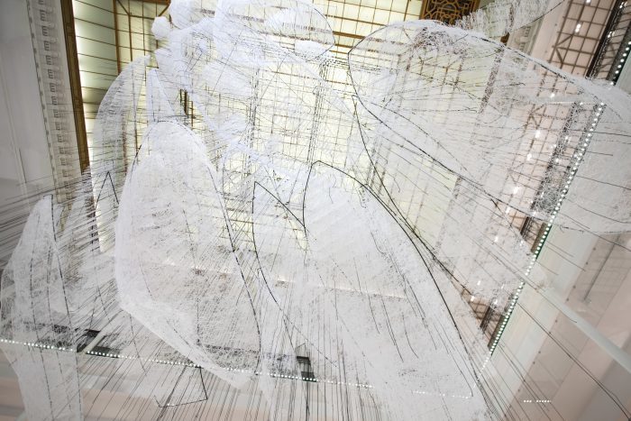 Making off installation Chiharu Shiota au Bon Marché Rive Gauche © Gabriel de la Chapelle