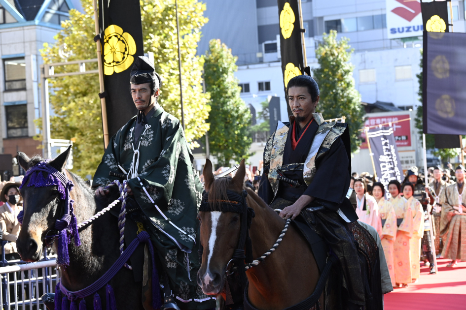 左から、伊藤英明、木村拓哉 『岐阜市産業・農業祭～ぎふ信長まつり～』信長公騎馬武者行列