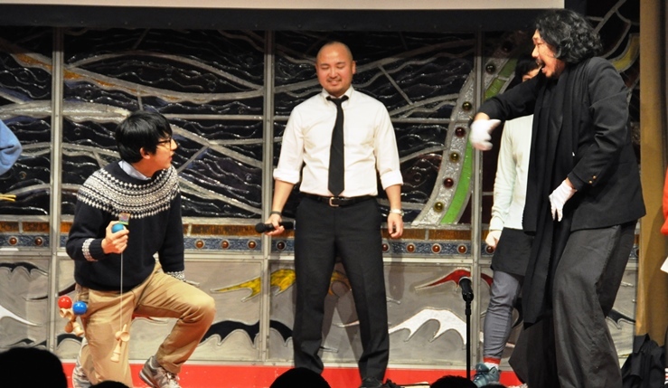 前回のカウントダウンより。マンボウやしろをゲストに迎え、ヨロ企メンバーや京都の若手劇団たちが、それぞれの得意技を生かしてバトルを繰り広げる学園モノを上演した。
