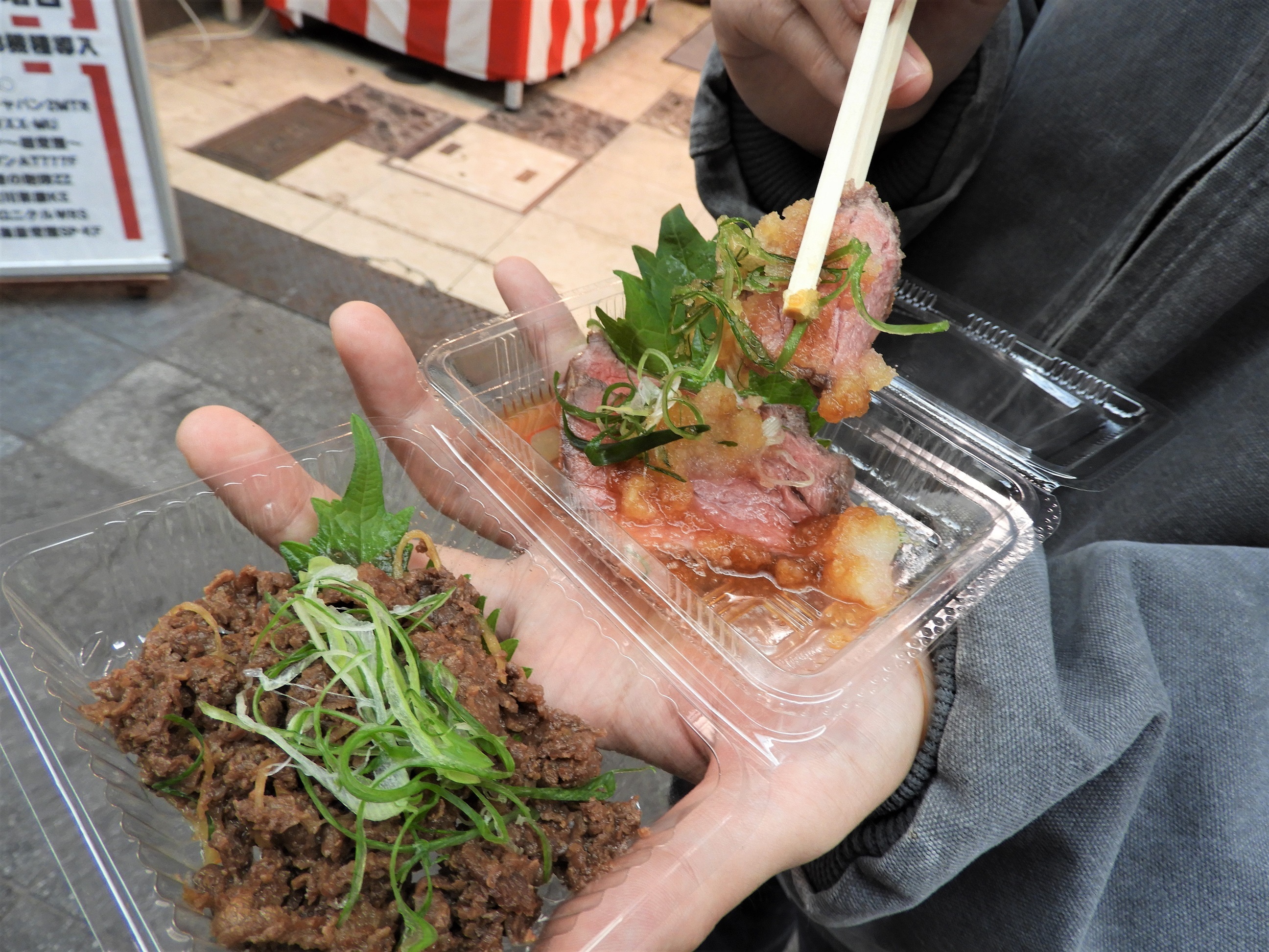 写真左から 国産黒毛和牛牛しぐれ煮（500円）、国産黒毛和牛炙りステーキ風（500円）（肉匠 森つる）