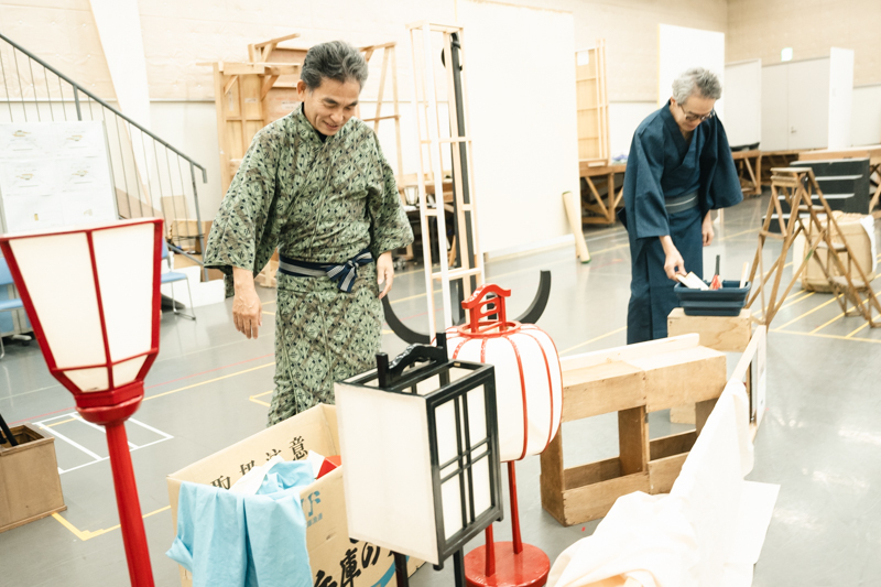 稽古前のスタジオで、小道具に囲まれて