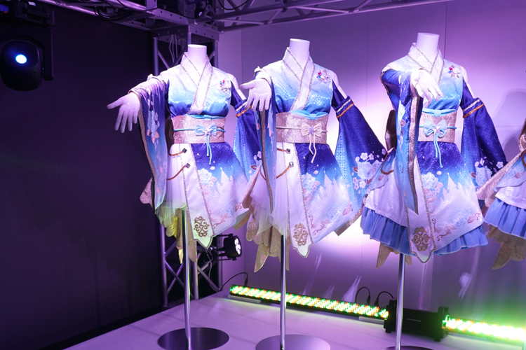 「Ⅴ.ライブ体験衣装展示ゾーン」の展示の一部。帯締めにアイドルの属性が反映されている。