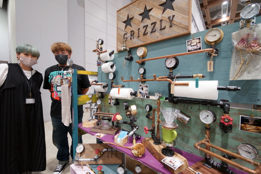 「GRIZZLY」のブースと、とっても気さくなご店主さんたち
