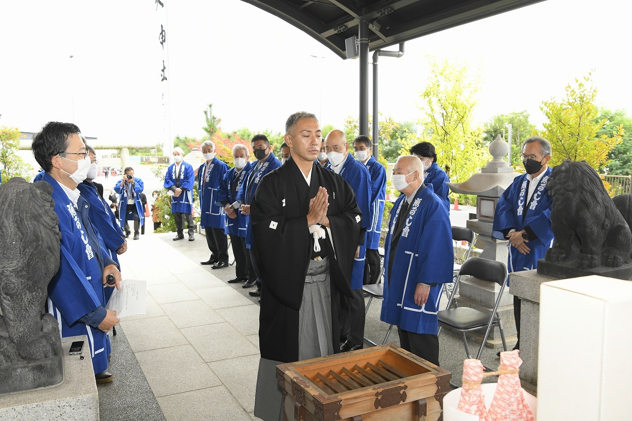 （中央）市川海老蔵（魚河岸水神社にて）