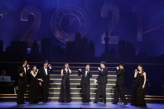 明治座2021年1月『NEW YEAR'S Dream』舞台写真(左から渡辺大輔、平野綾、吉野圭吾、北翔海莉、玉野和紀、大野拓朗、新納慎也、咲妃みゆ)