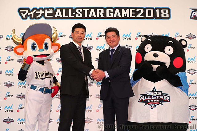 オリックス・バファローズのマスコット「バファローブル」と熊本県のPRキャラクター「くまモン」とともに、ガッチリ握手する緒方孝市監督（写真左）と工藤公康監督（写真右）