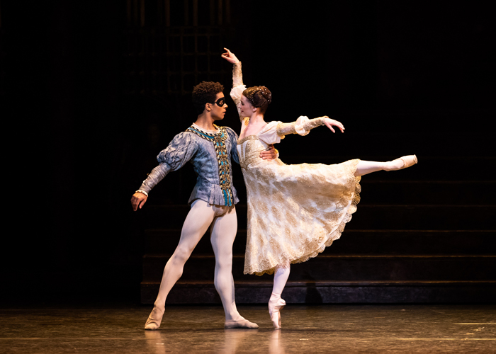 Marcelino Sambé as Romeo and Anna Rose O'Sullivan as Juliet in Romeo and Juliet 