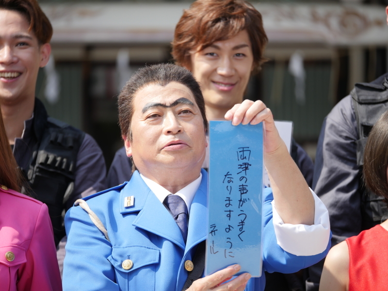 ラサールは「舞台『こち亀』は子どもの頃に見ていた軽演劇をミュージカルにしてお送りしたもの」と解説