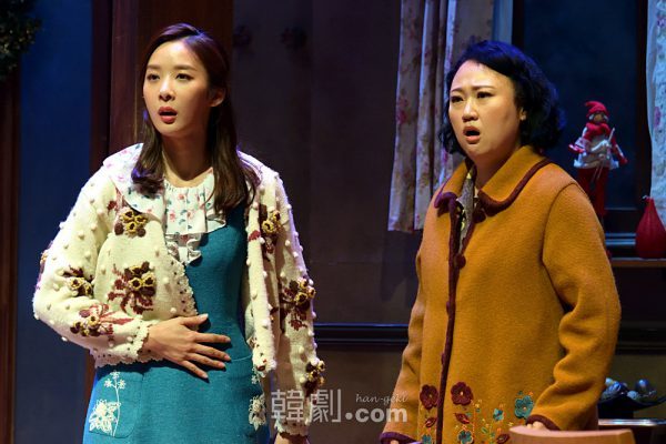 初舞台とは思えない落ち着いた演技を見せたモニカ役のイ・チョンア（左）と、ソフィア役のグ・ヘリョン