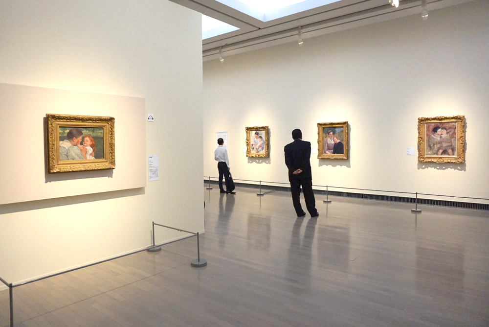 （左）メアリー・カサット《母の愛撫》1896年頃 フィラデルフィア美術館蔵