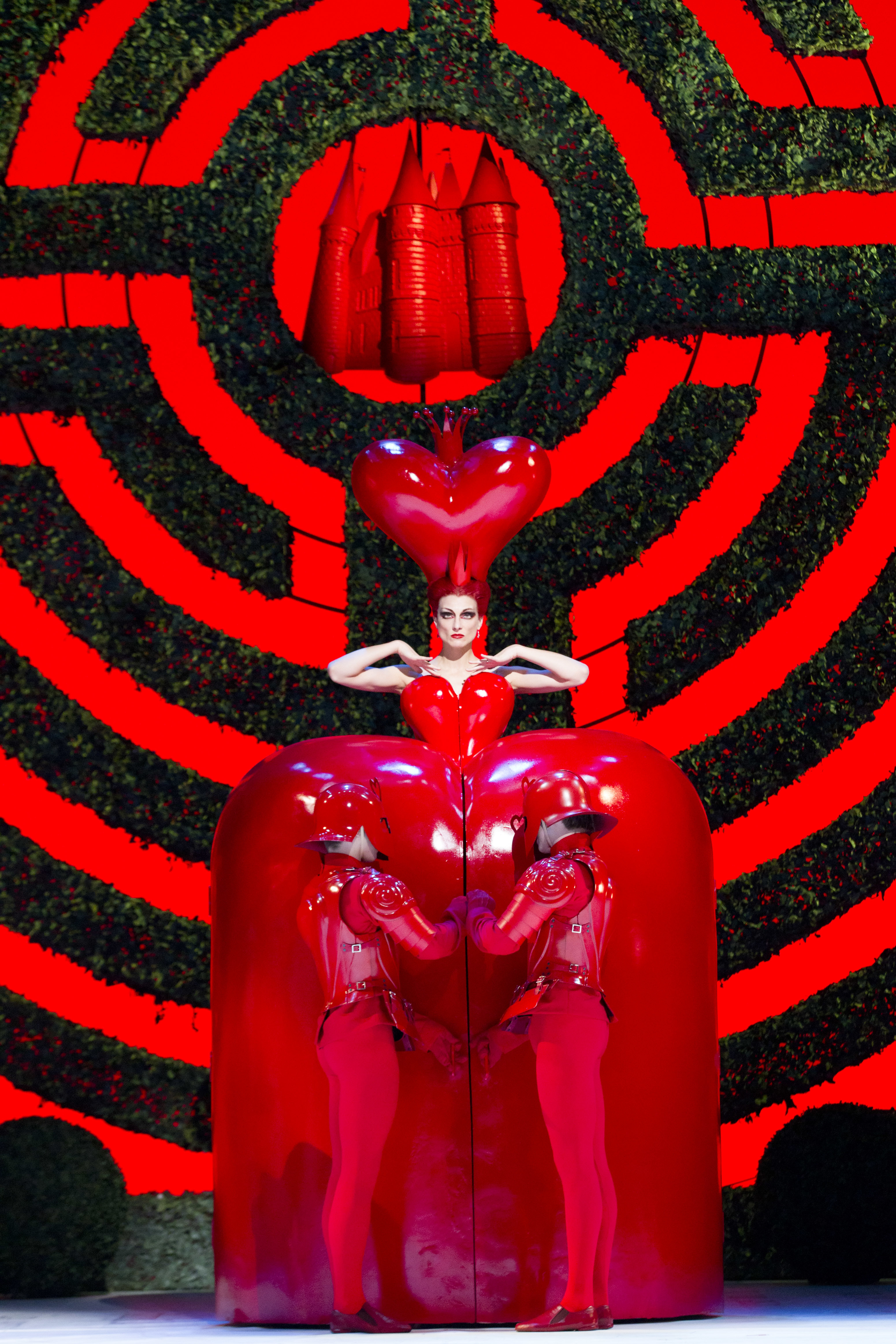 ハートのクイーンを演じるゼナイダ・ヤノウスキー、ロンドンのロイヤル・オペラ・ハウスでの英国ロイヤル・バレエ団公演 『不思議の国のアリス』より、2011年 (c) ROH, Johan Persson, 2011. Sets and costumes by Bob Crowley