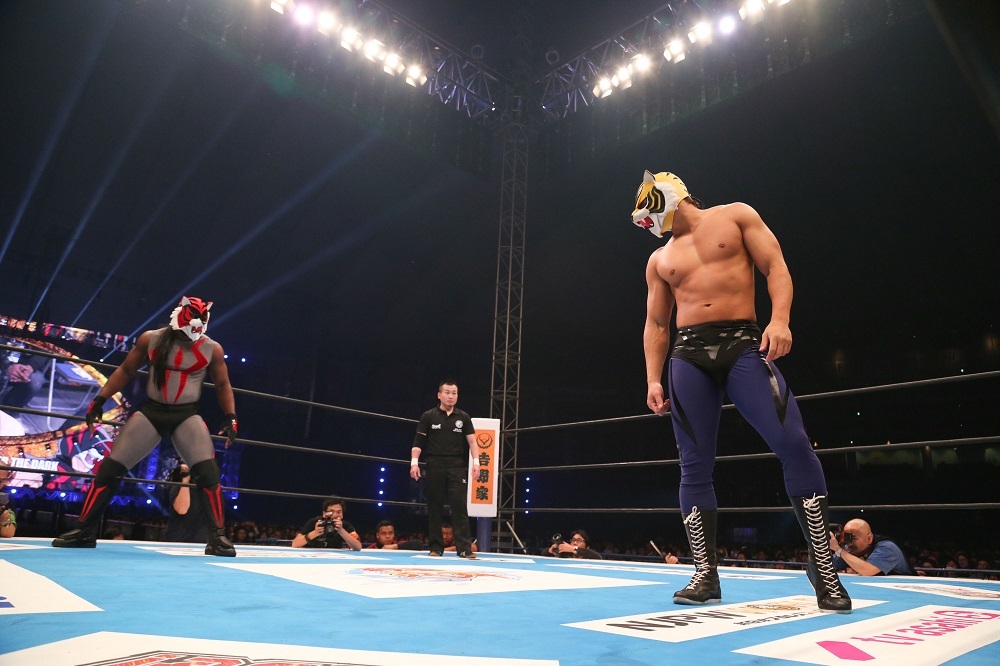 新日1.4東京ドームのリングで2人のタイガーマスクが激突