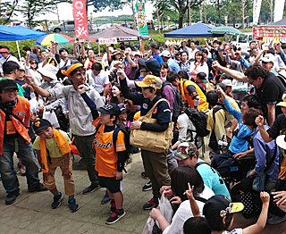 一軍選手の直筆サイン入りグッズやイベント参加権が当たる「じゃんけん大会」（※栃木ゴールデンブレーブス戦での模様）