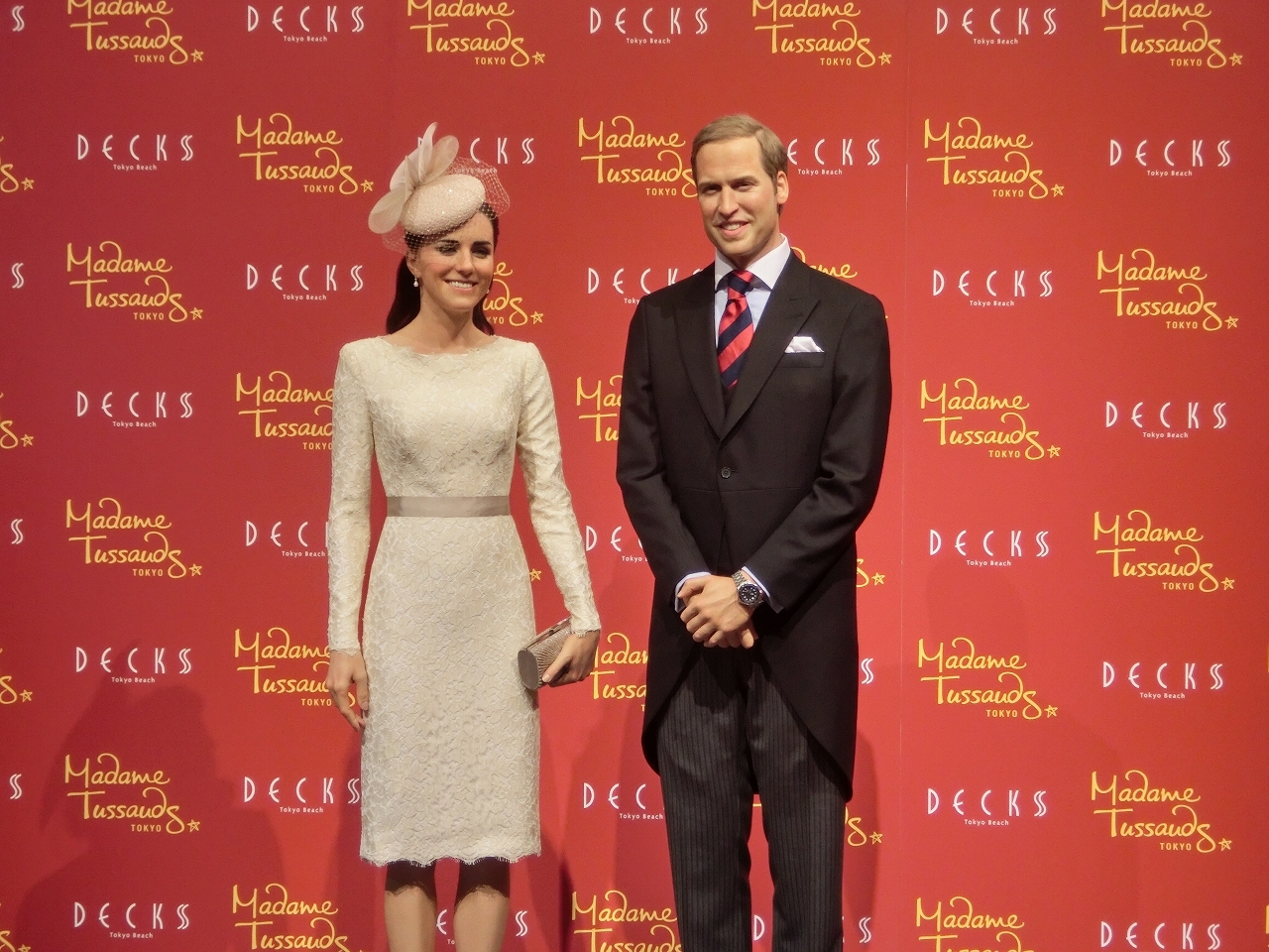 「ウィリアム王子・キャサリン妃」の等身大フィギュア The images shown depict wax figures created and owned by Madame Tussauds.