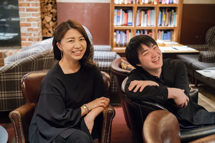 松田理奈（左）、藤田真央（右）