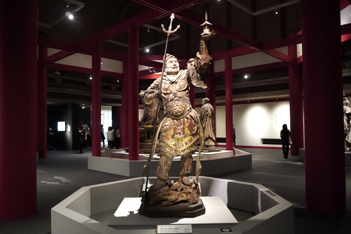 中央：国宝《四天王立像（多聞天）》鎌倉時代・13世紀 奈良・興福寺蔵 中金堂安置