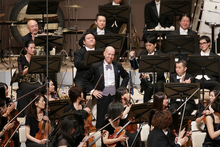ショスタコーヴィチ交響曲第7番「レニングラード」終演後（2015.11.フェスティバルホール） (c)飯島隆