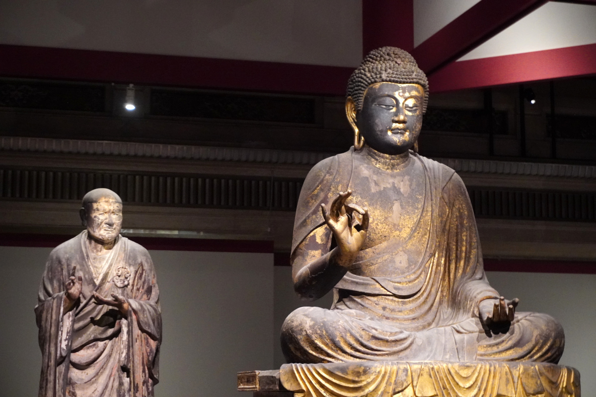 右：国宝《弥勒如来坐像》運慶作 鎌倉時代・建暦2年（1212）頃 奈良・興福寺蔵 北円堂安置