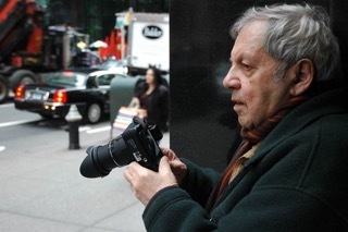 「57丁目で撮影するソール・ライター」（撮影：マーギット・アーブ） ⒸSaul Leiter Estate