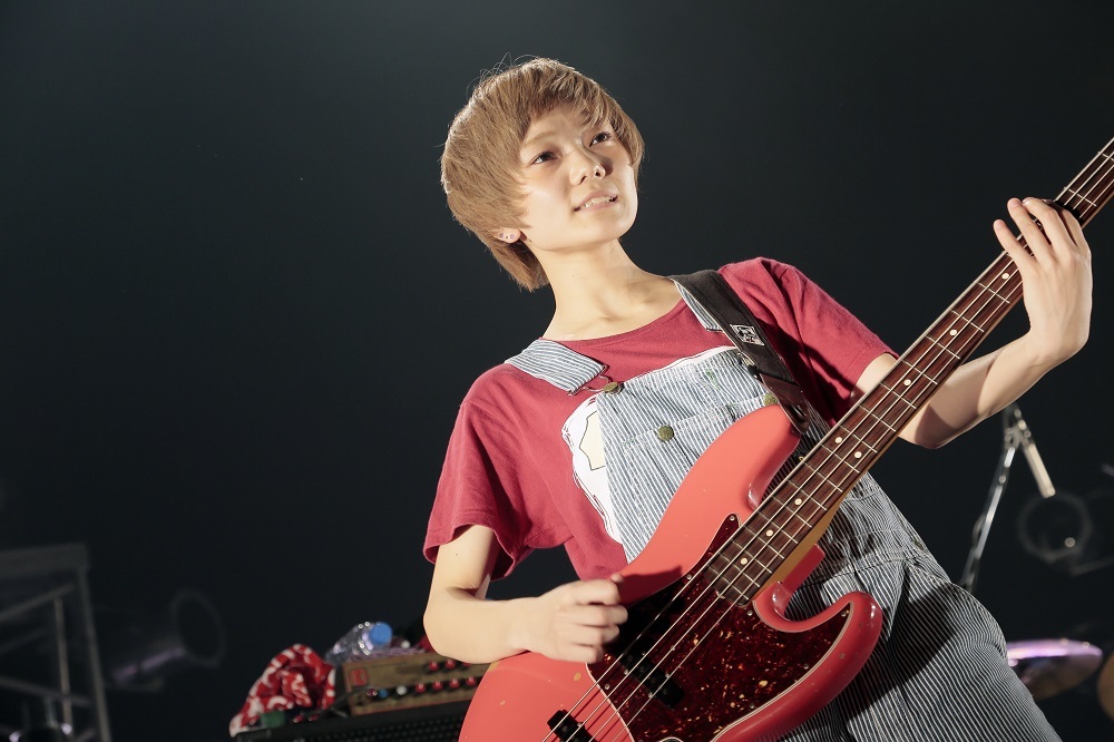 松岡彩（Ba） photo by 柴田恵理