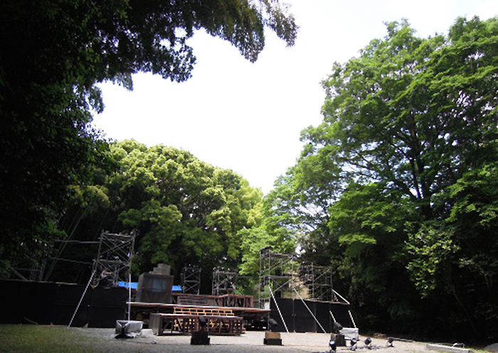 公演5日前の『Social walk』野外特設舞台。何かを待っているようだ。