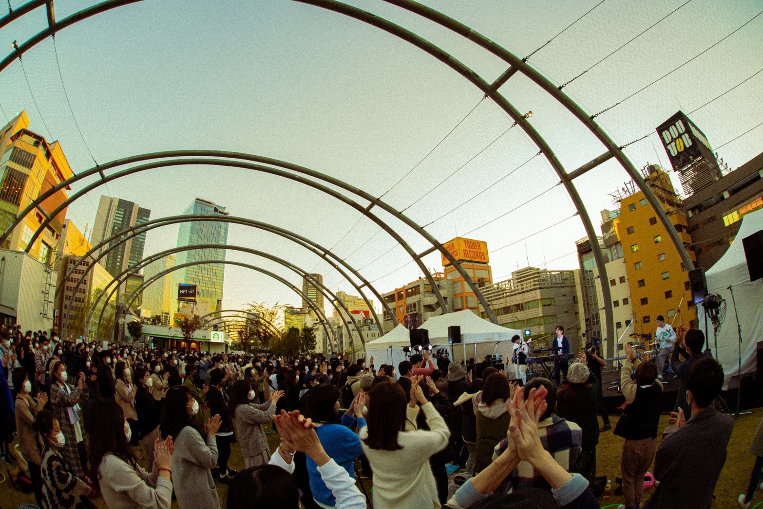 Omoinotakeら3組のグルーヴに揺れた、渋谷・宮下公園のフリーライブ